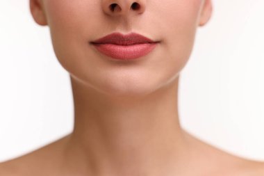 Beyaz arka planda güzel dudakları olan bir kadın, yakın plan.