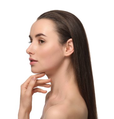 Beyaz arka planda güzel bir genç kadının portresi.