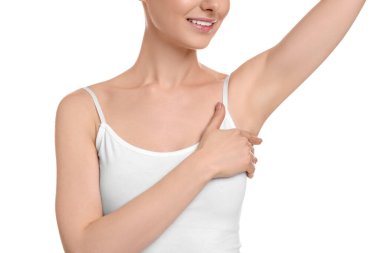 Beyaz arka planda pürüzsüz ciltli koltukaltını gösteren kadın, yakın plan.