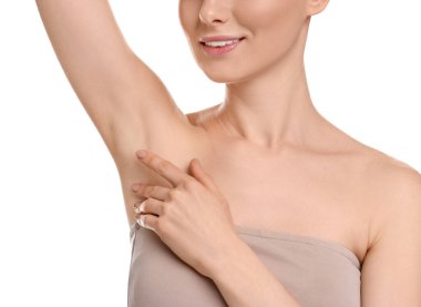 Beyaz arka planda pürüzsüz ciltli koltukaltını gösteren kadın, yakın plan.