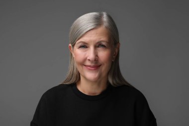 Kişilik konsepti. Gri arka planda duygusal kadın portresi