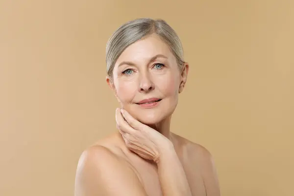 Beautiful Mature Woman Healthy Skin Beige Background — Stock Photo, Image