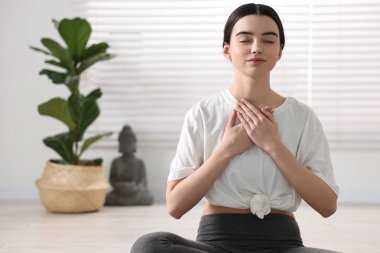 Yoga stüdyosunda meditasyon yapan güzel bir kızın portresi.
