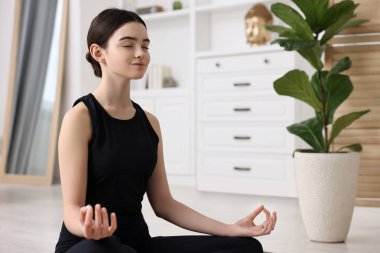 Evde meditasyon yapan güzel bir kız. Yoga çalışıyorum.