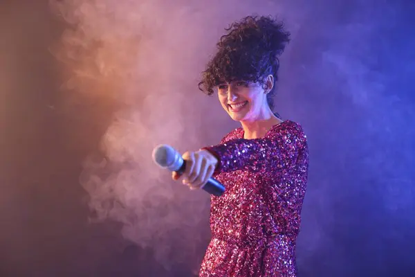 Krásná Mladá Žena Mikrofonem Barevném Pozadí Neonových Světel Kouře — Stock fotografie