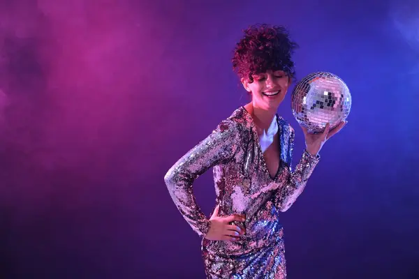 Hermosa Mujer Joven Con Bola Disco Posando Sobre Fondo Color —  Fotos de Stock