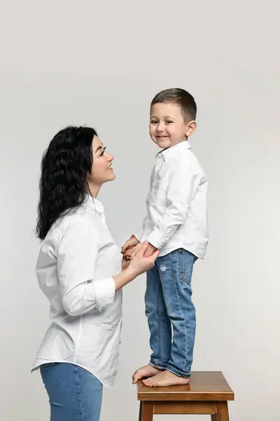 Bella Madre Con Piccolo Figlio Sfondo Bianco — Foto Stock