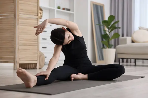 Girl Practicing Revolved Head Knee Asana Yoga Mat Home Parivrtta — Stock Photo, Image