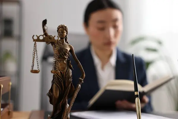 Notaris Leesboek Aan Tafel Functie Focus Standbeeld Van Lady Justice — Stockfoto