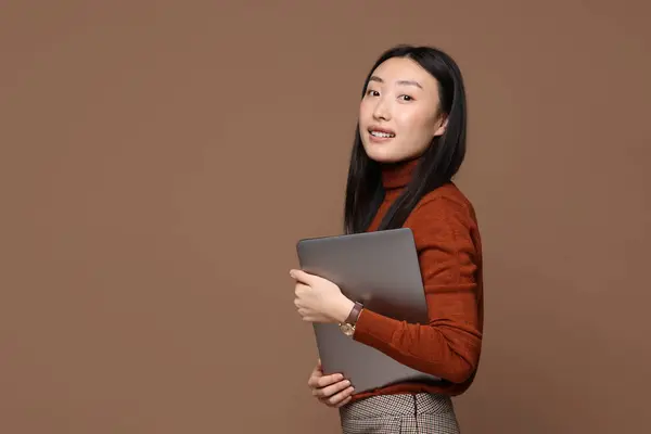 Porträt Einer Lächelnden Frau Mit Laptop Auf Braunem Hintergrund Raum — Stockfoto