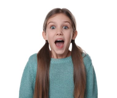 Beyaz arka planda şaşırmış bir kızın portresi