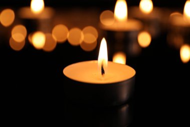 Karanlık yüzeyde yanan mum. Hafıza Günü