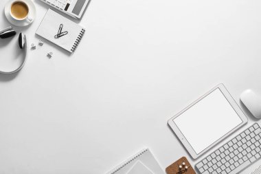 Düz kompozisyon ve beyaz zemin üzerinde modern tablet. Metin için boşluk