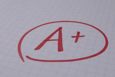 Okul derecesi. Not defteri kağıdında artı işareti olan kırmızı harf A, kapat