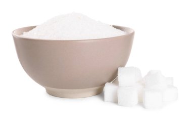 Beyaza izole edilmiş farklı şeker ve kase türleri