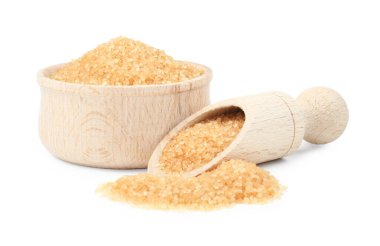 Kahverengi şeker kasede ve kepçe beyazda izole