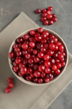 Yaban mersini kasede açık gri masada, üst tarafta.