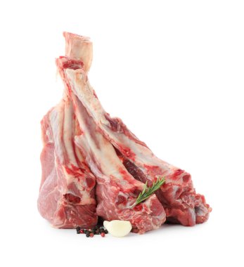 Çiğ et parçaları ve beyaza izole edilmiş baharatlar.