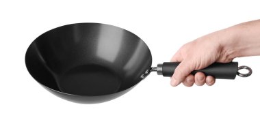 Beyaz arkaplanda boş metal wok tutan adam, yakın plan