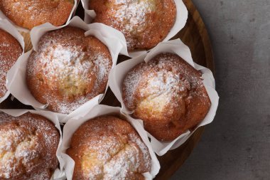 Gri masada nefis kekler, üst manzara.