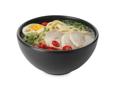 Beyaza izole edilmiş et ve yumurtalı leziz ramen. Erişte çorbası.
