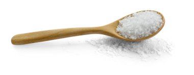 Beyaz kaşıkta izole edilmiş doğal tuz.