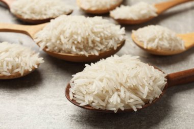 Çiğ basmati pilavı gri masada, yakın plan.