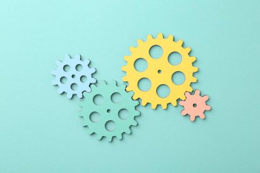 İş süreci organizasyonu ve optimizasyonu. Turkuaz arkaplan ve üst görünüm üzerine renkli şekiller içeren şema