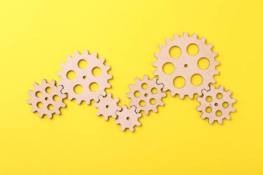 İş süreci organizasyonu ve optimizasyonu. Sarı arka planda ahşap figürlü şema, üst görünüm