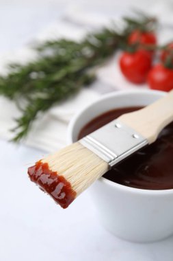 Kasede marine edilmiş salamura ve fırça beyaz masada, yakın çekim