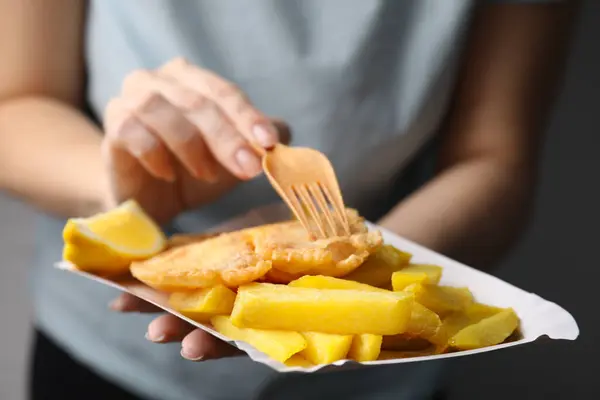 Mulher Comendo Deliciosos Peixes Batatas Fritas Fundo Cinza Close — Fotografia de Stock