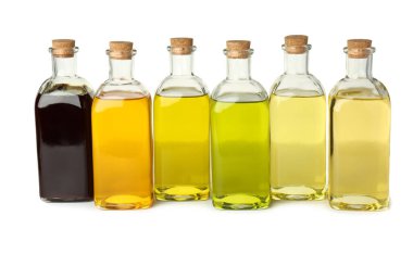 Sebze yağları. Beyaz üzerine izole edilmiş farklı yemek yağları şişeleri.