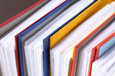 Arkaplan olarak renkli ofis dizinleri, yakın plan