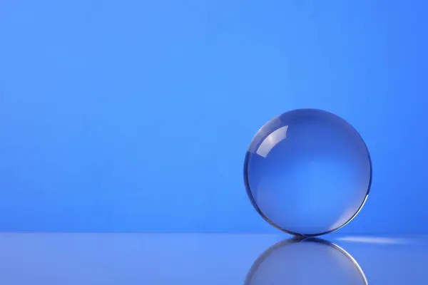 Boule Verre Transparente Sur Surface Miroir Sur Fond Bleu Espace — Photo