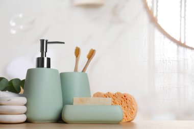 Banyo aksesuarları. Farklı kişisel bakım ürünleri ve okaliptüs yaprakları banyodaki ahşap masa üzerinde, metin için yer