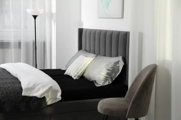 Elegante Dormitorio Interior Con Cama Grande Lámpara Silla —  Fotos de Stock