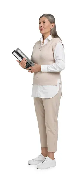有白色背景文件夹的老年妇女 — 图库照片