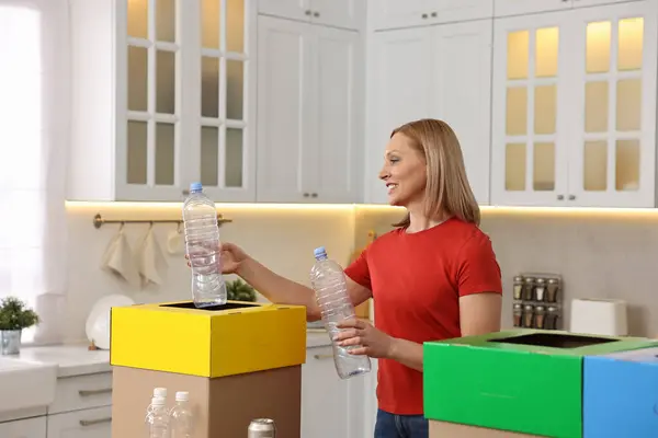 Mülltrennung Lächelnde Frau Wirft Plastikflasche Pappkiste Küche — Stockfoto