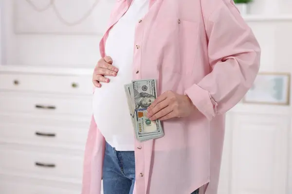 Madre Subrogada Mujer Embarazada Con Billetes Dólar Interior Primer Plano —  Fotos de Stock