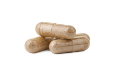 Beyaz üzerine izole edilmiş vitamin kapsülleri yığını