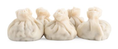 Birçok lezzetli khinkali (hamur tatlısı) beyaz üzerine izole edilmiş. Gürcistan mutfağı