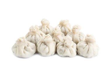 Birçok lezzetli khinkali (hamur tatlısı) beyaz üzerine izole edilmiş. Gürcistan mutfağı