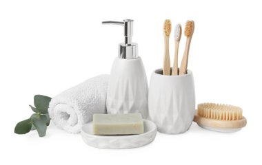 Banyo aksesuarları. Farklı kişisel bakım ürünleri ve okaliptüs yaprakları beyaz üzerine izole edilmiş.