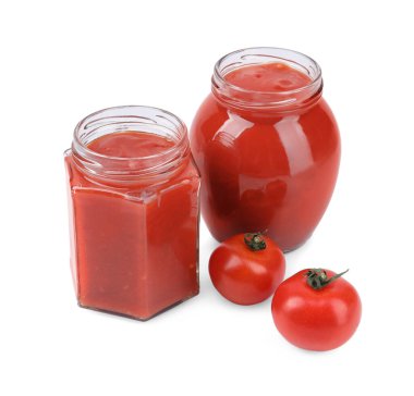 Cam kavanozlarda organik ketçap ve beyaza ayrılmış taze domatesler. Domates sosu.
