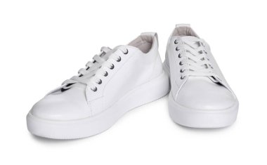 Beyazlar üzerinde izole edilmiş şık spor ayakkabılar.