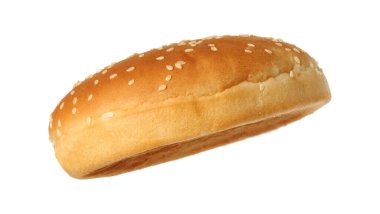 Beyaz üzerine izole edilmiş taze bir hamburger ekmeği.
