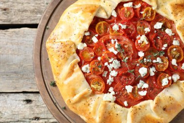 Tahta masa üzerinde domates, kekik ve peynir (Caprese galette) ile lezzetli galet, üst manzara. Metin için boşluk