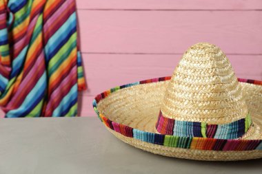 Meksika sombrero şapkası gri masada, yakın plan. Metin için boşluk