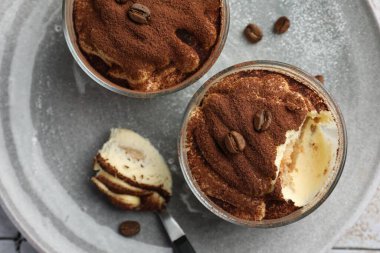 Bardaklarda, kaşıklarda ve kahve çekirdeklerinde nefis tiramisu.