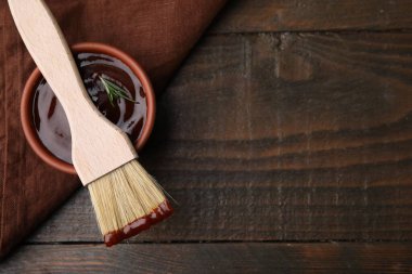 Kasede marine edilmiş salamura ve ahşap masada fırça, üst manzara. Metin için boşluk